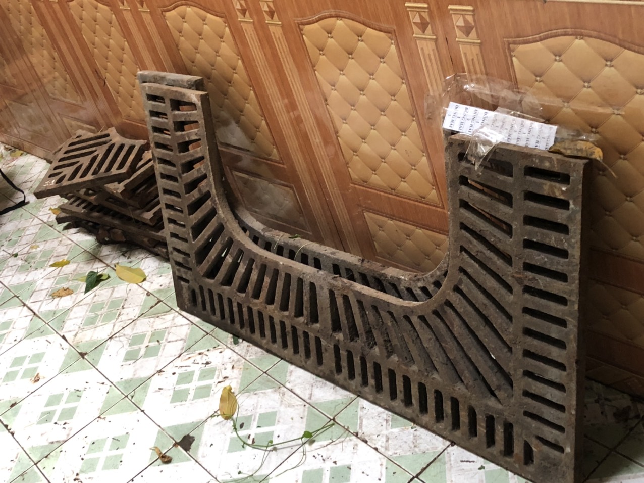 Công an phường Minh Khai (quận Hồng Bàng): Bắt quả tang 3 đối tượng trộm cắp nắp gang